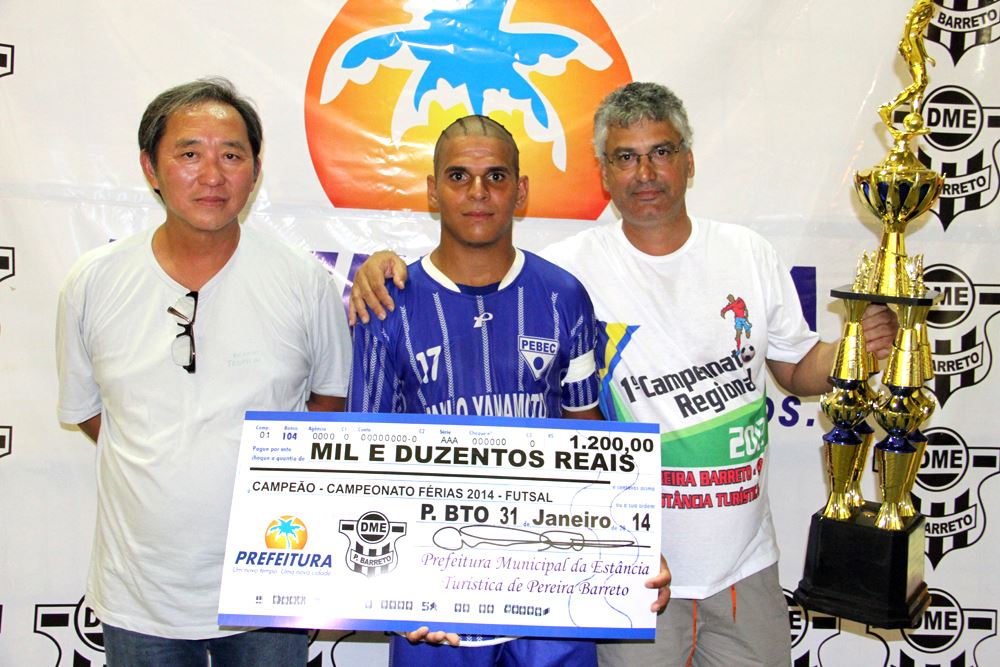 O Prefeito Arnaldo Enomoto faz a entrega do prêmio de campeão do Campeonato Municipal de Futsal de Férias