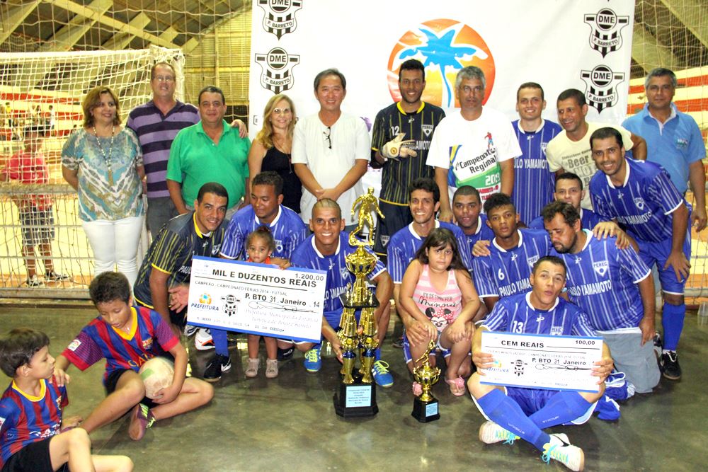 Prefeito Arnaldo Enomoto saúda os jogadores do PEBEC, campeão do torneio.