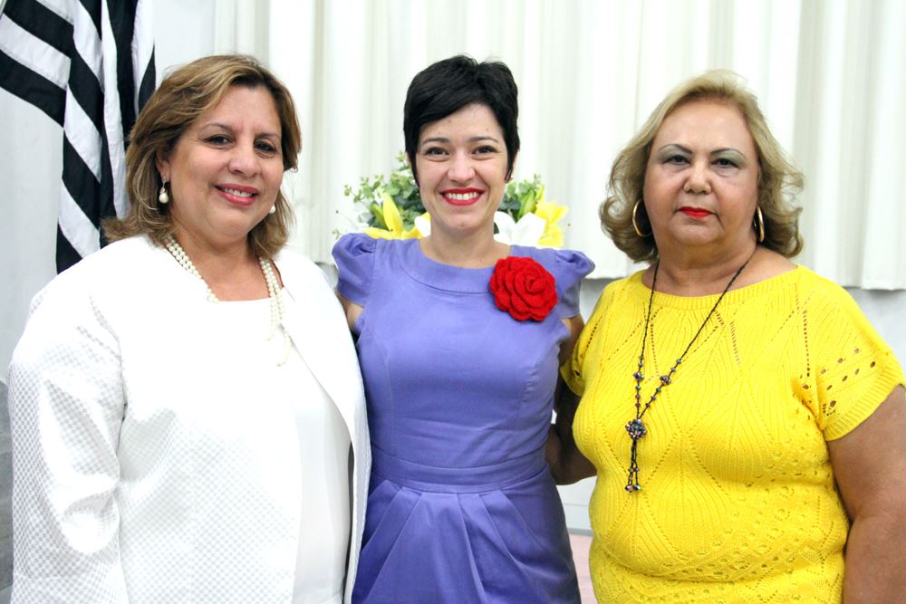 A Vice-Prefeita Marialba Carneiro juntamente com Kiara Terra e a vereadora Eli Milanezi