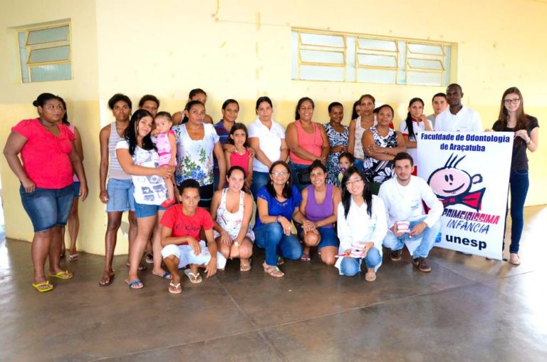 Pais e educadoras receberam as orientação da equipe da FOA-UNESP