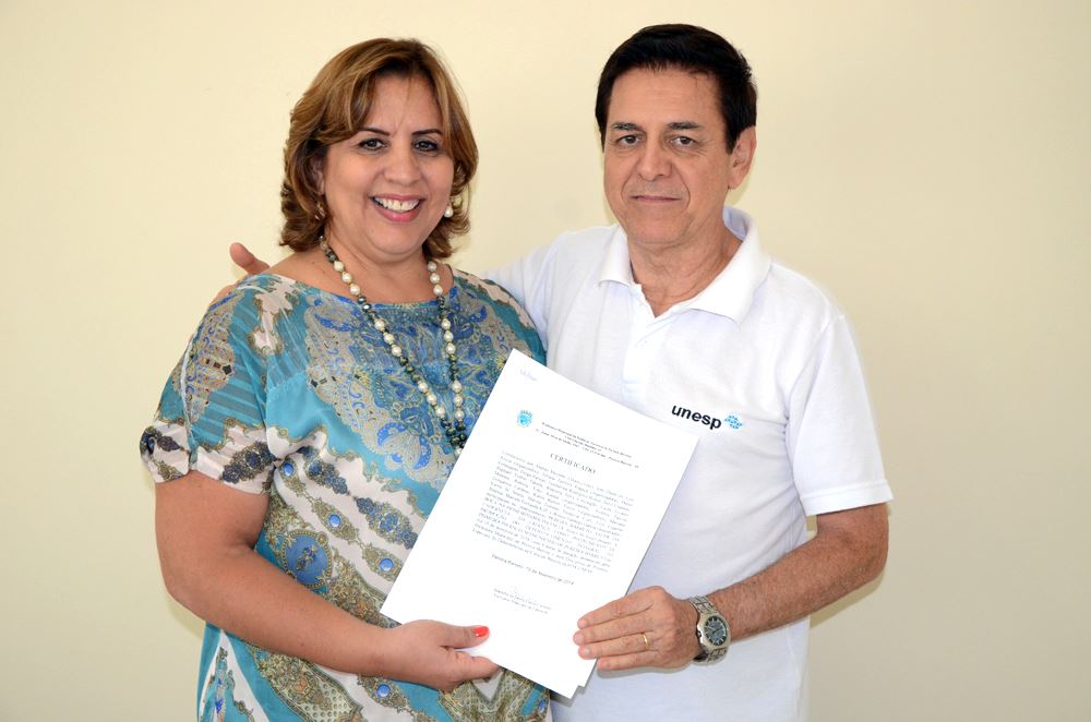 A Vice-Prefeira Marialba Carneira entrega uma menção honrosa ao professor Wilson Galhego