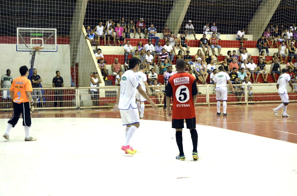 Lance do jogo entre Ilha Solteira e Pereira Barreto