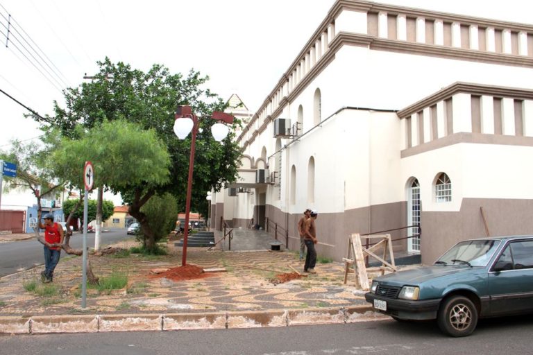 Praça da Igreja Matriz com os novos postes de iluminação