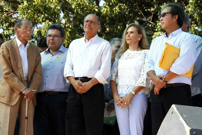 Da esq. para a dir. : Jistunobo Igi, morador mais antigo de Pereira Barreto, o Deputado Carlão Pignatari, o Governador Geraldo Alckmin, a primeira-dama de Pereira Barreto, Zezé Enomoto e o Prefeito Arnaldo Enomoto