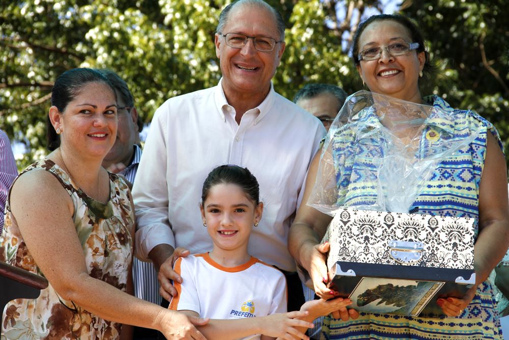 O Governador Geraldo Alckmin recebeu um presente de alguns munícipes