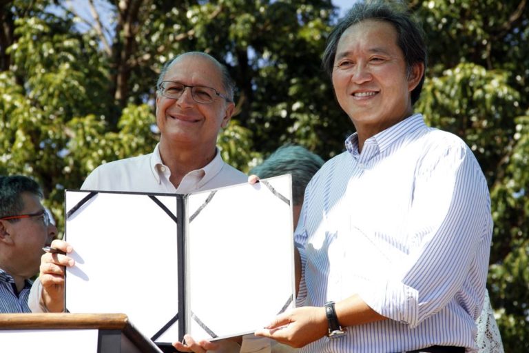 Prefeito Arnaldo Enomoto e o Governador Geraldo Alckmin mostra o convênio para a implantação da atividade delegada em Pereira Barreto