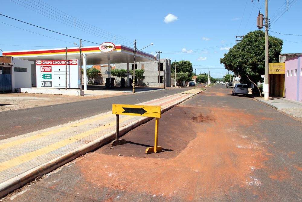 Foto destaca um trecho da Avenida Brasil onde foi realizada a remoção dos borrachudos