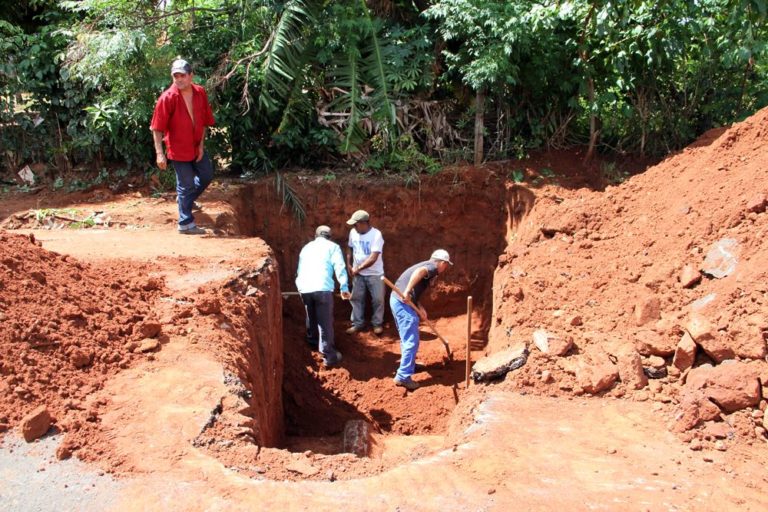 Funcionários da Administração Municipal fazem a construção de uma boca de lobo