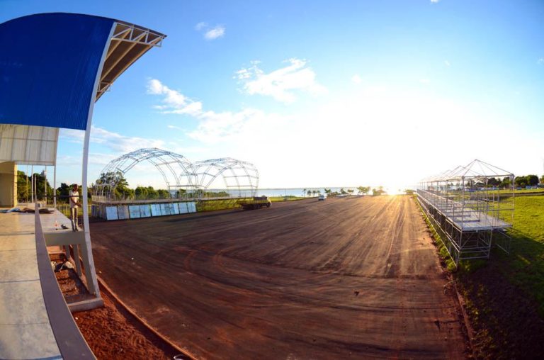 Espaço Multieventos com as estruturas temporárias do Carnapraia 2014