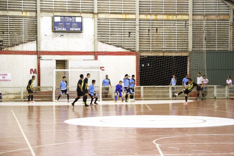 Lance do jogo entre Municipal e Suzanápolis