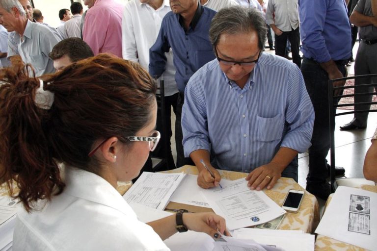 Prefeito Arnaldo Enomoto assina o convênio para o recebimento das duas máquinas.