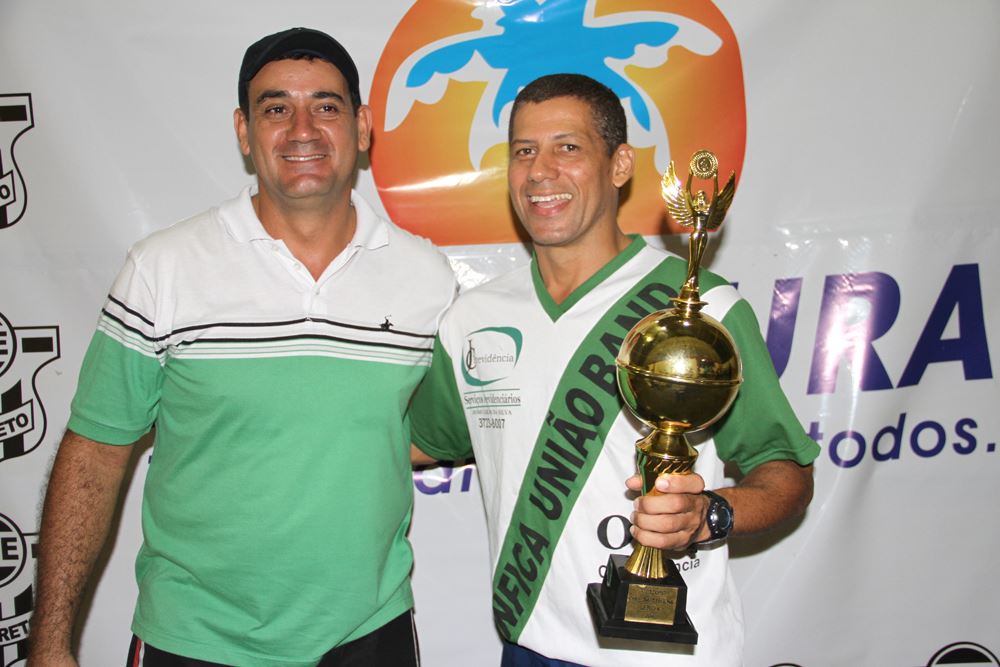 O técnico do PEBEC recebe o troféu de quarto colocado