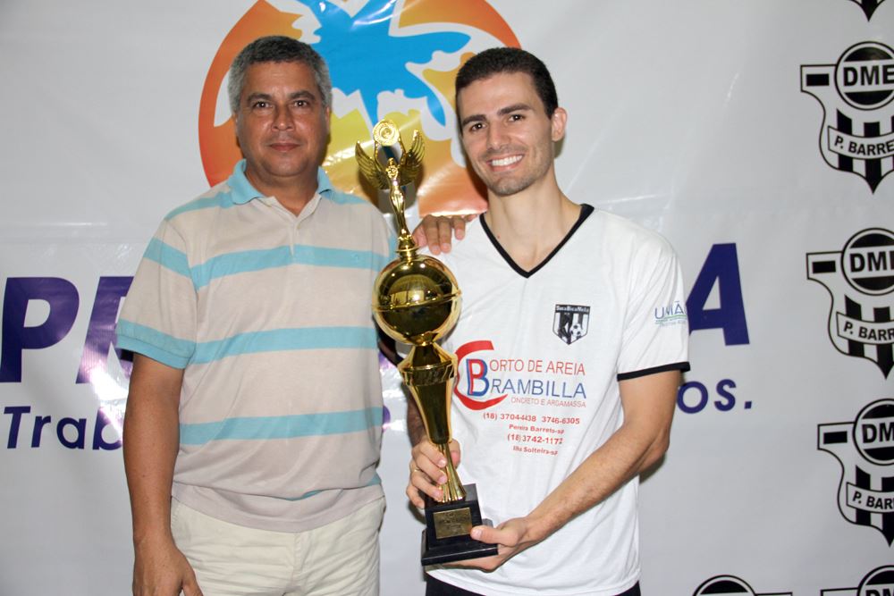 O capitão do Soca Bica Nela recebe o troféu de terceiro colocado