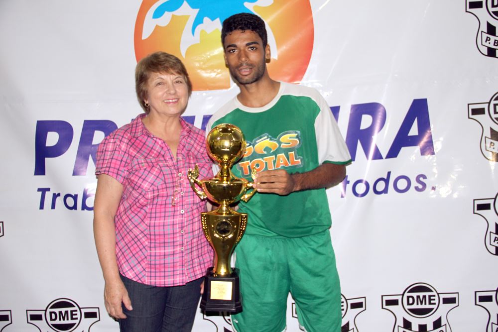 O capitão do Bohemios recebe o troféu de segundo colocado