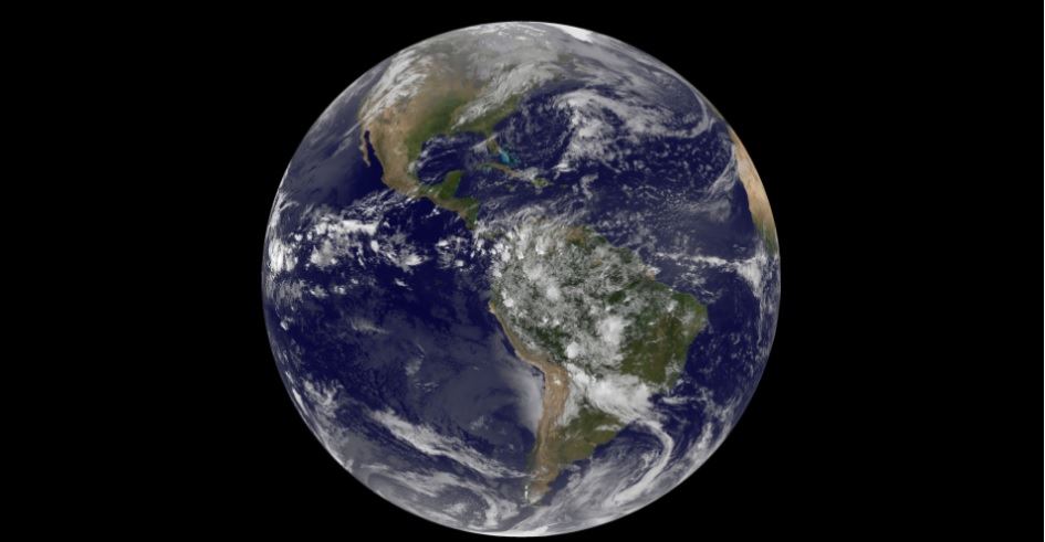 Nasa (Agência Espacial Norte-Americana). Esta imagem mostra as Américas vistas pelo satélite NOAA's GOES-East. Na América do Norte, vemos nuvens associadas a uma frente fria que vem do Canadá. Uma área de baixa pressão é observada no Pacífico, que trará chuvas para os EUA. Perto do equador, a imagem mostra uma linha de trovoadas, associadas à Zona de Convergência Intertropical. Já na América do Sul, tempestades são vistas na Colômbia, Venezuela, Equador, Peru, Bolívia, Paraguai e Brasil