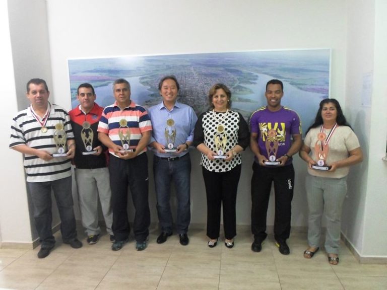 Na foto, da esq. para a dir.: Sebastião Ferreira (Damas), Flávio Alves (Departamento de Esporte), Professor Duno, Prefeito Arnaldo Enomoto, Vice-Prefeita Marialba Carneiro, Sidney Ribeiro e Carolina de Menezes Ferreira