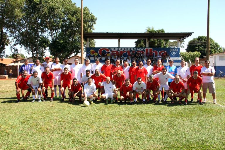 As equipes Marão e Amigos da Bola reunidos antes da partida decisiva