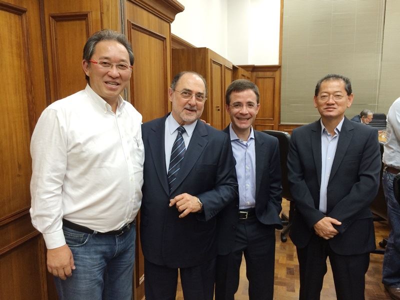 O Prefeito Arnaldo Enomoto juntamente com o Secretário Andrea Calabi e os representantes da COPERSUCAR, Tomás e Toyofumi Tsuda