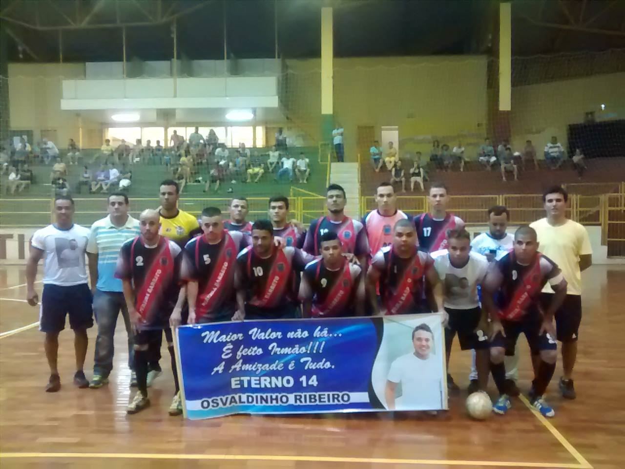 Equipe de futsal de Pereira Barreto presta homenagem ao ex-atleta da equipe, Osvaldo Ribeiro, morto em um acidente de carro