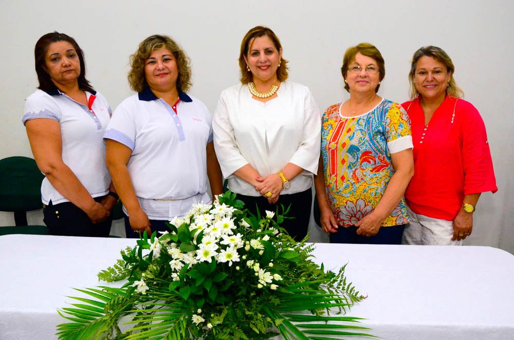 Na mesa solene, da esq. para a dir.: Vana da Silva Santos, Eliana Hara Rabello, Marialba Caneiro, Maria José Carneiro e a Secretária de Educação de Suzanápolis,