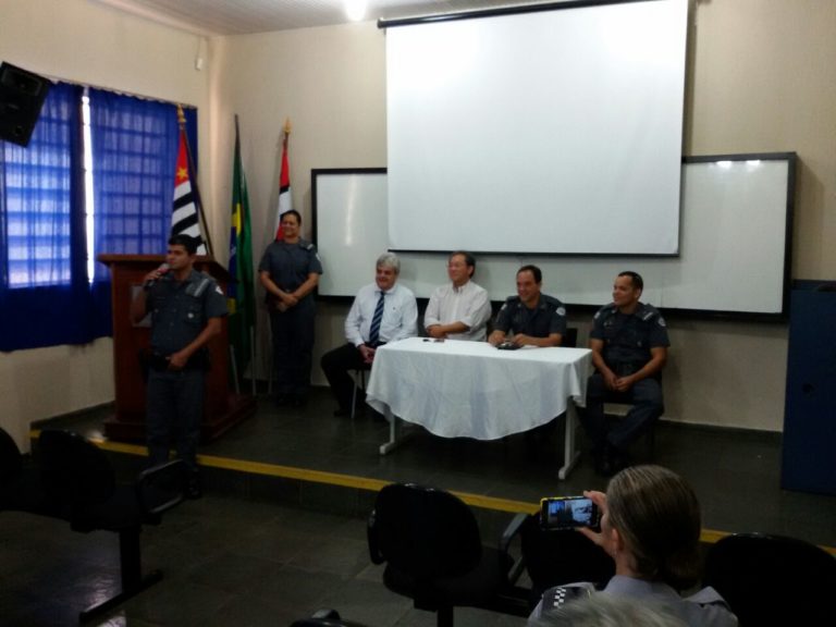 Cabo Magalhães recebe homenagem de Policial do Mês