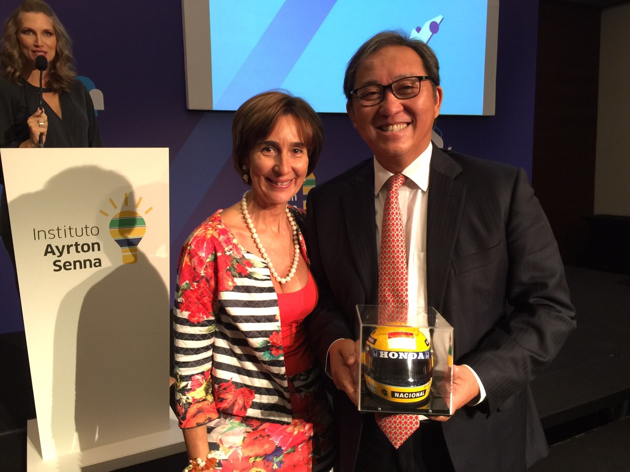 Prefeito Arnaldo Enomoto com a presidente do Instituto Ayrton Senna, Viviane Senna