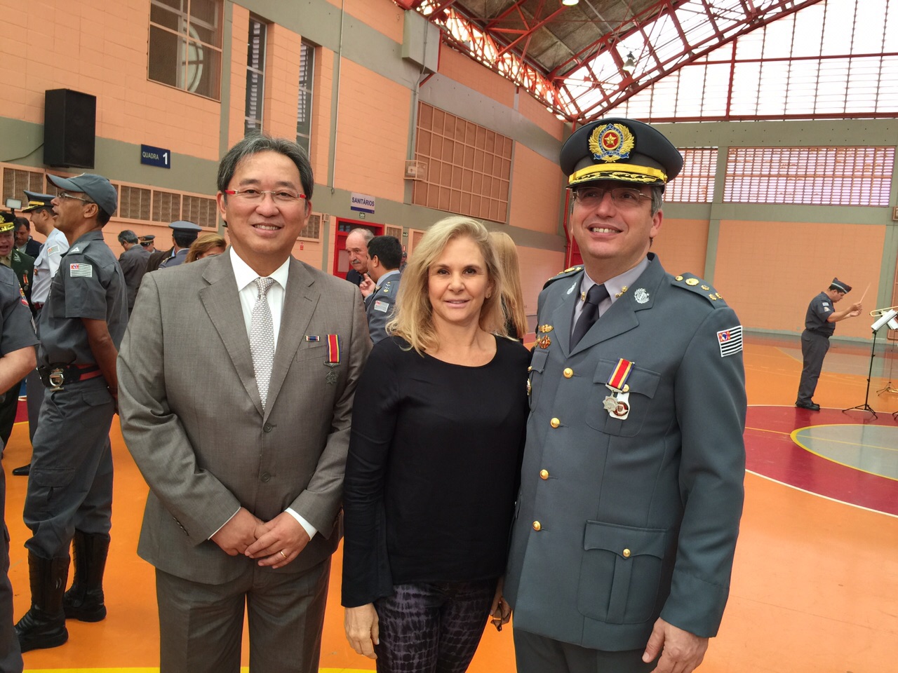 Prefeito Arnaldo Enomoto, a Primeira-Dama Zezé Enomoto e o Comandante-Geral da PM, Coronel Ricardo Gambaroni
