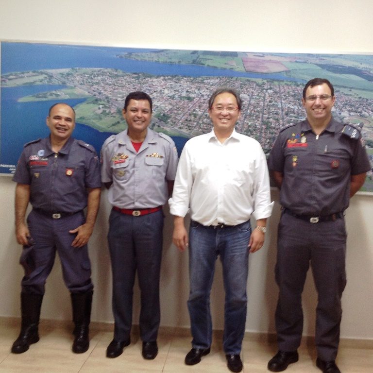 Da esq. para a dir: o Subtenente Carneiro, o Major Shirotori, o Prefeito Arnaldo Enomoto e o Capitão Ibrahim