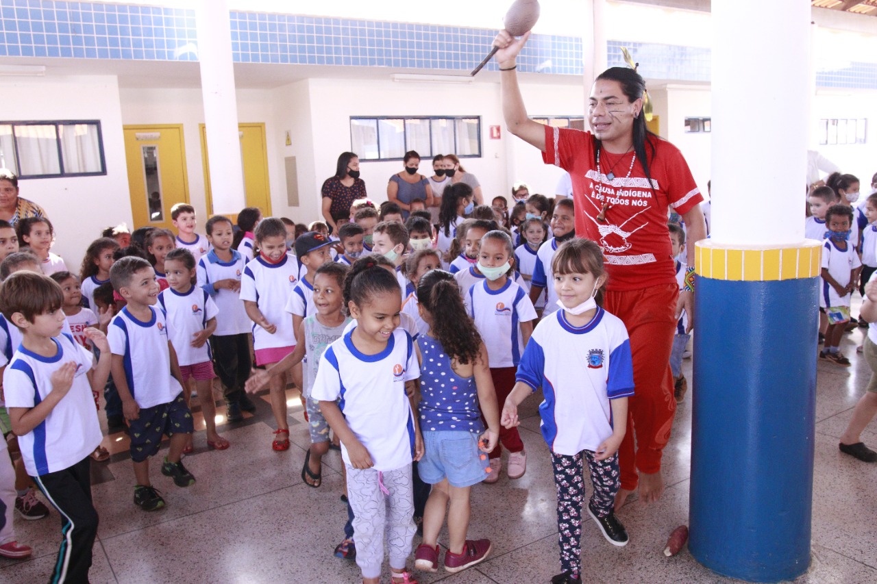 Alunos professores e gestores da educação municipal participam do