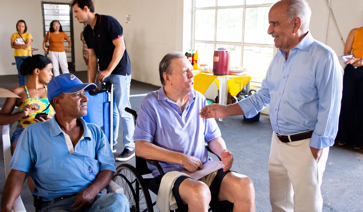 Prefeitura de Pereira Barreto e CER do Hospital Ritinha Prates entregam cadeiras de rodas para pessoas com mobilidade reduzida
