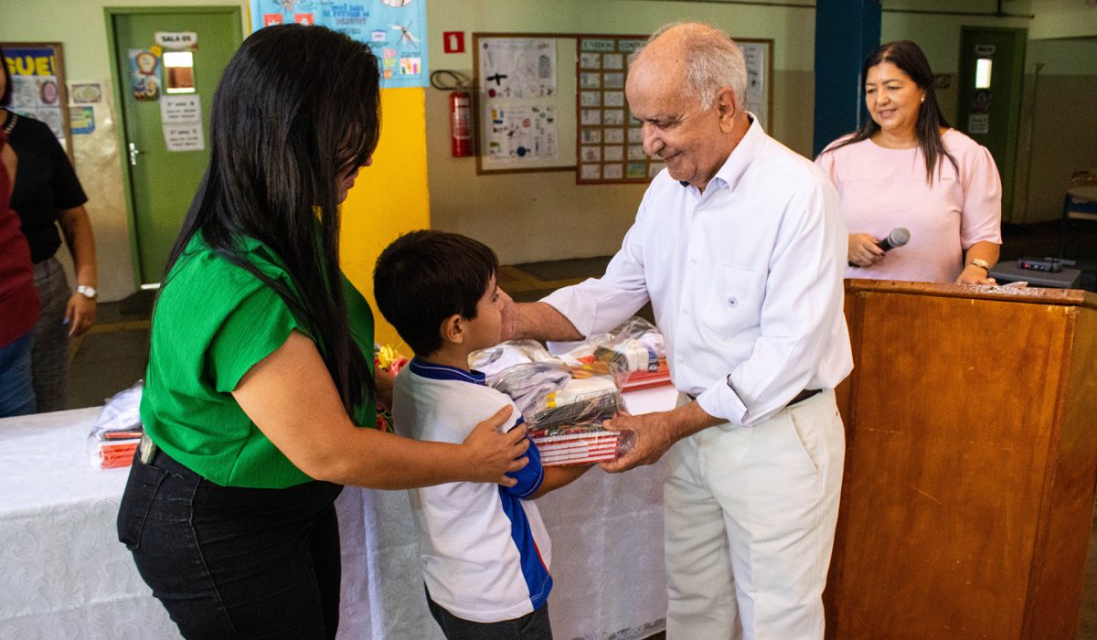 Prefeitura de Pereira Barreto entrega uniformes e kits de materiais escolares
