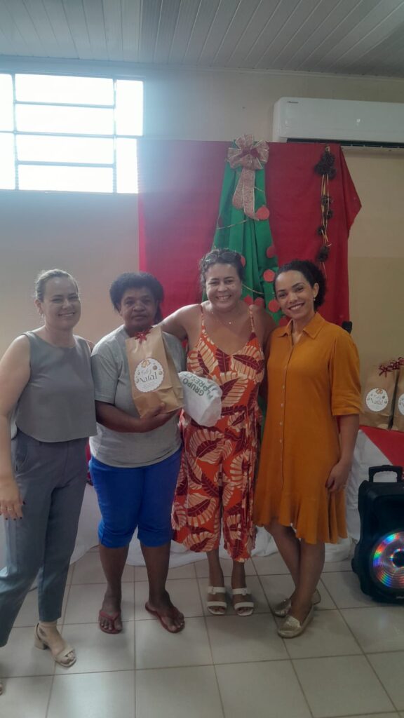 SCFV entrega uniformes e panetones para idosos